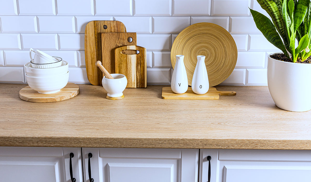 Le bois massif : pour un plan de travail naturel et chaleureux dans la cuisine