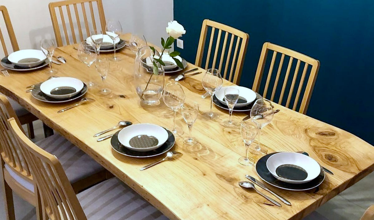 Le châtaignier, un bois authentique pour une table à manger chaleureuse