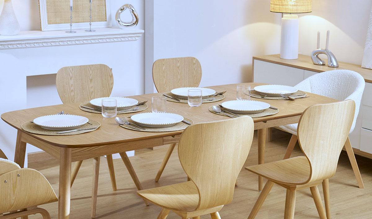 Le frêne, un bois lumineux parfait pour une table à manger moderne