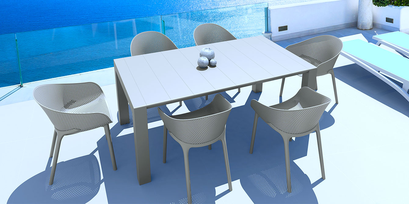 Étape 1 : Nettoyer la table de jardin en plastique avant rénovation