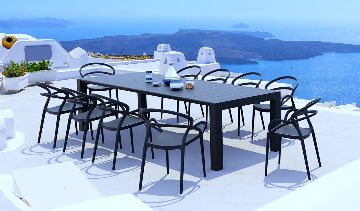 Étape 2 : Dégraisser la table de jardin en plastique pour éliminer les saletés tenaces