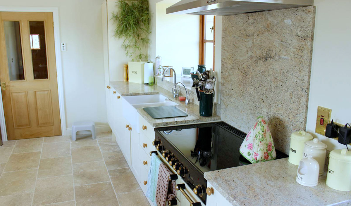 Le travertin pour un plan de travail de cuisine authentique et chaleureux