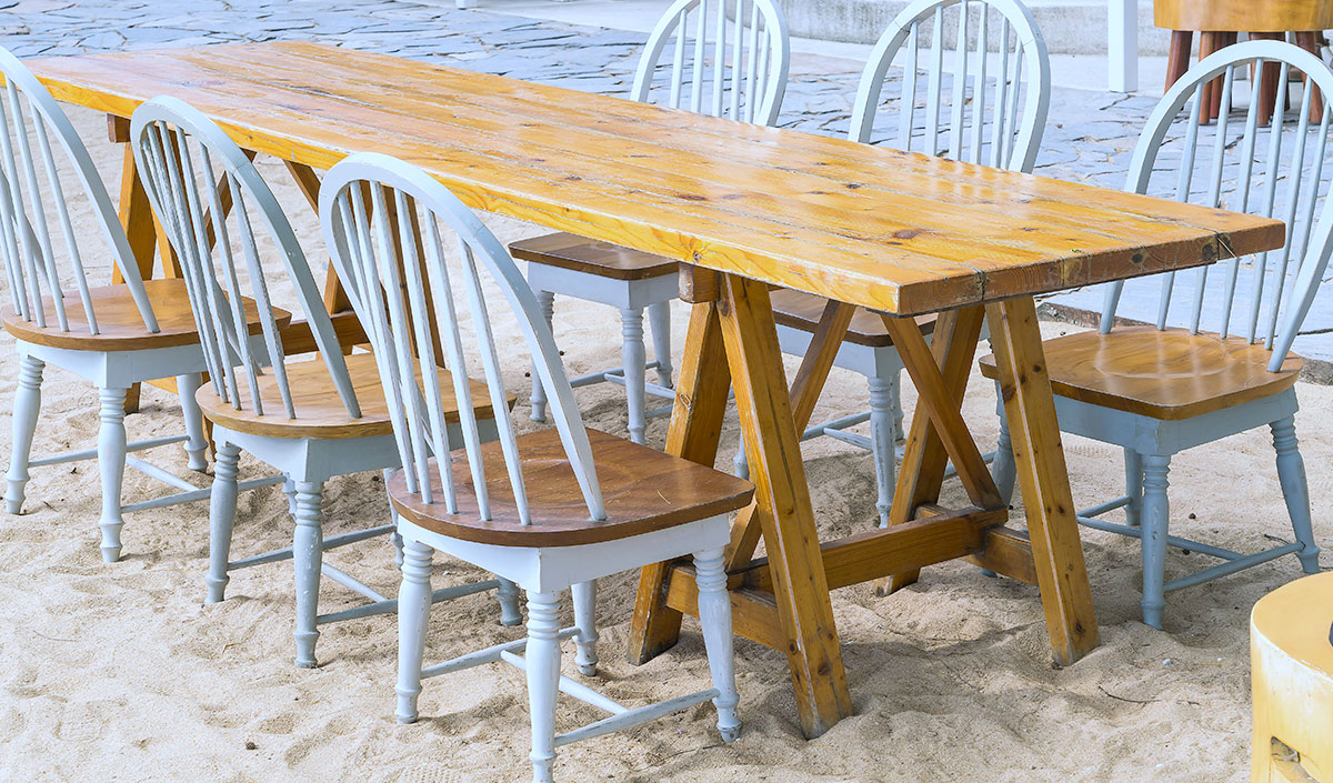 Le pin, un bois économique pour une table à manger conviviale