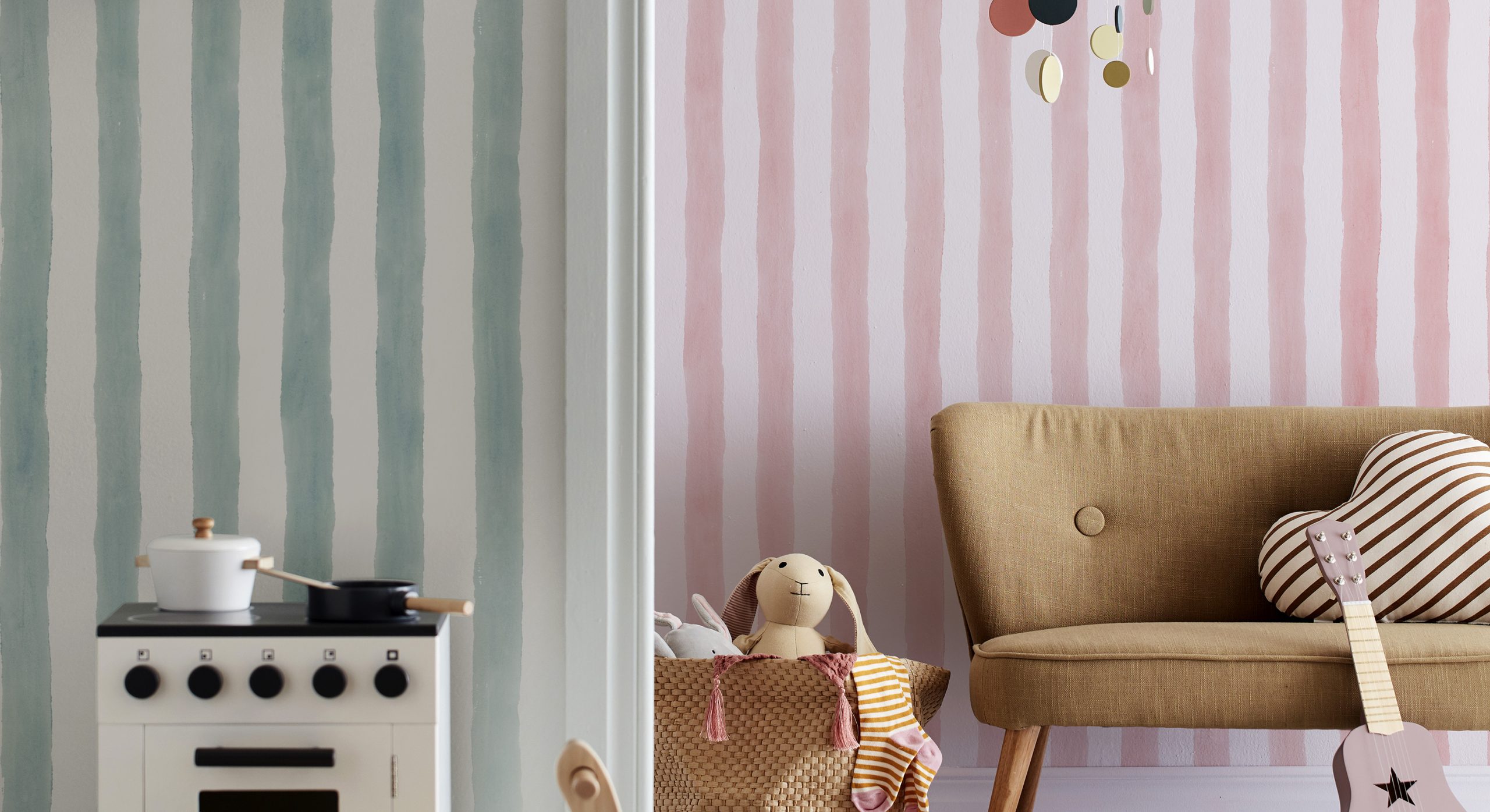 Tapisserie pour chambre d'enfant avec des rayures colorées