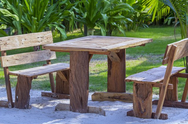Quelle peinture pour une table de jardin en bois ?