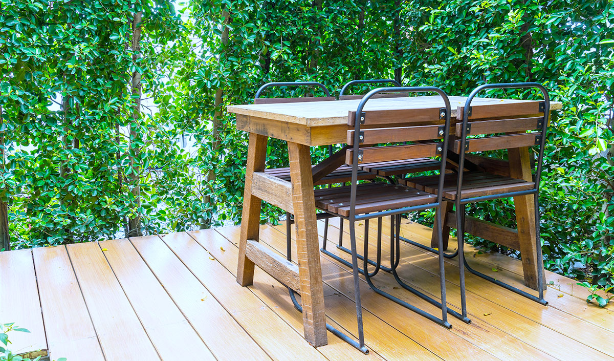 Les peintures écologiques pour une table de jardin en bois plus responsable