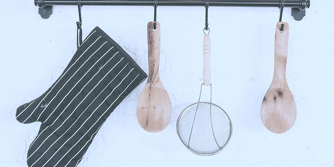 Ranger les ustensiles et épices en les suspendant aux murs