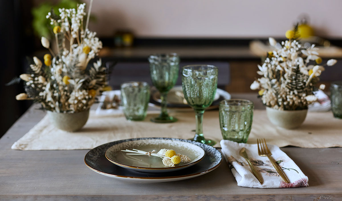 Garder un équilibre entre déco et fonctionnalité sur une table de salle à manger