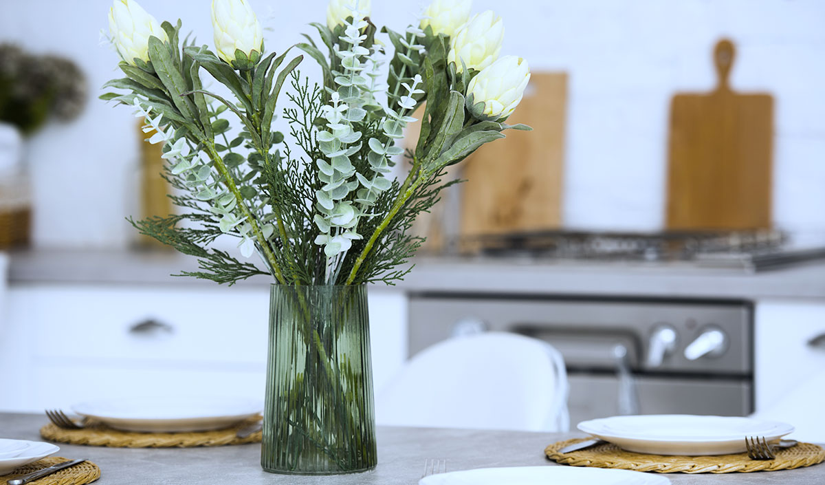 Choisir un joli vase et un bouquet pour décorer sa table de salle à manger