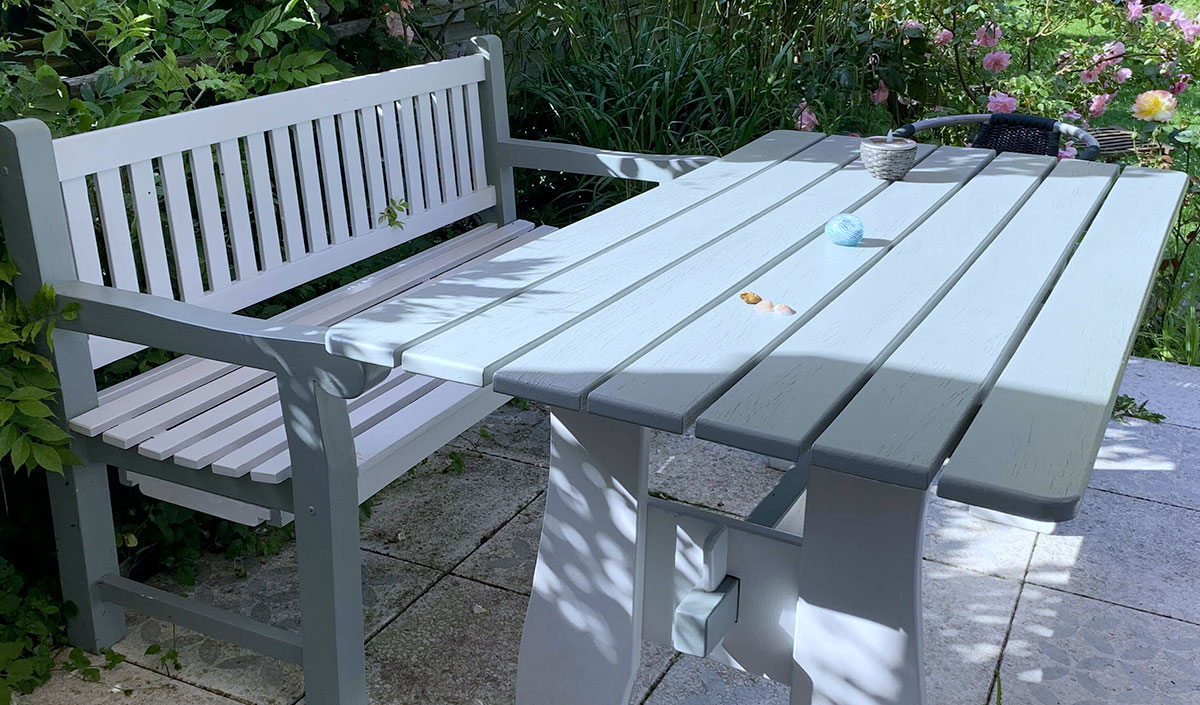 La peinture acrylique extérieure pour table de jardin en bois