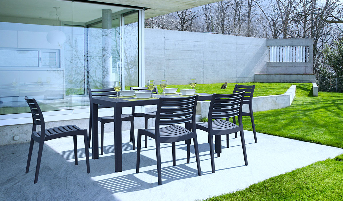 Étape 3 : Poncer la table de jardin en plastique pour faciliter l’adhérence