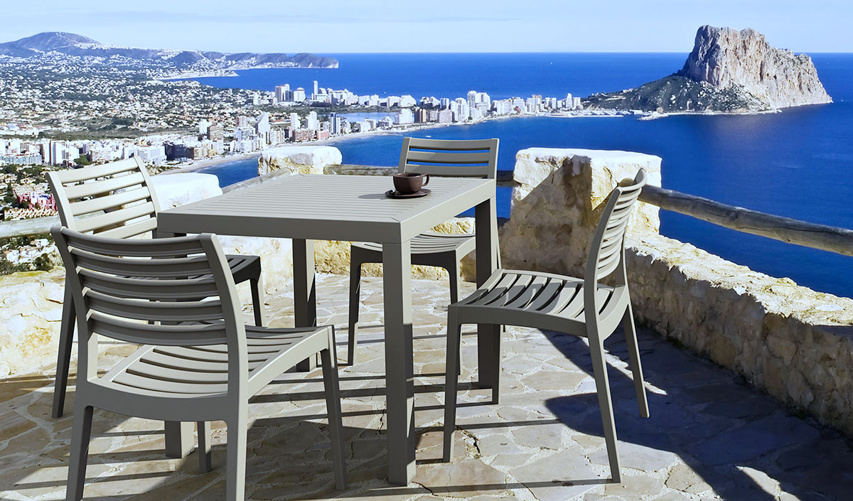 Étape 5 : Peindre la table de jardin en plastique avec une peinture adaptée
