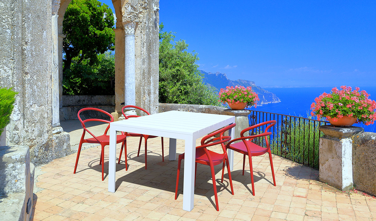 Étape 6 : Protéger la table de jardin en plastique rénovée avec un vernis ou un traitement UV