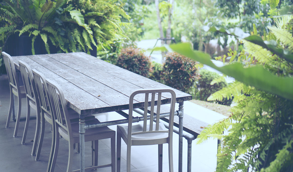 La peinture antirouille pour les tables de jardin en bois avec une structure en métal