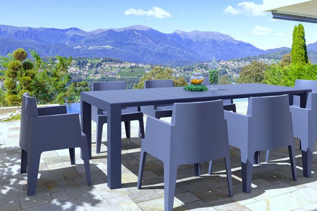 Comment rénover une table de jardin en plastique ?