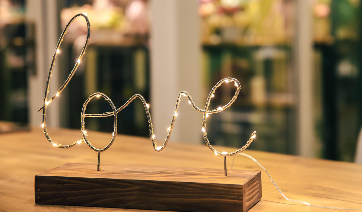 Les guirlandes lumineuses et accessoires pour une déco de table qui brille