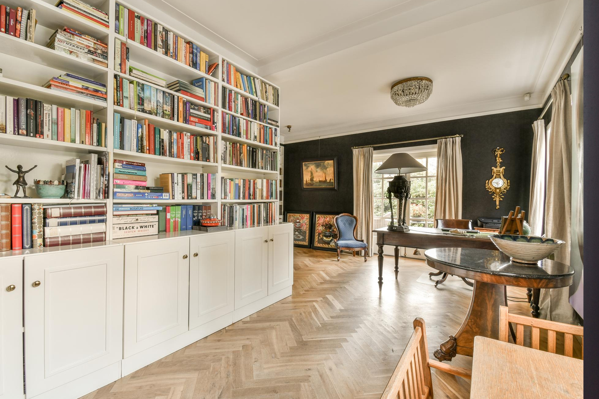 Une bibliothèque pour créer un effet couloir vers le salon