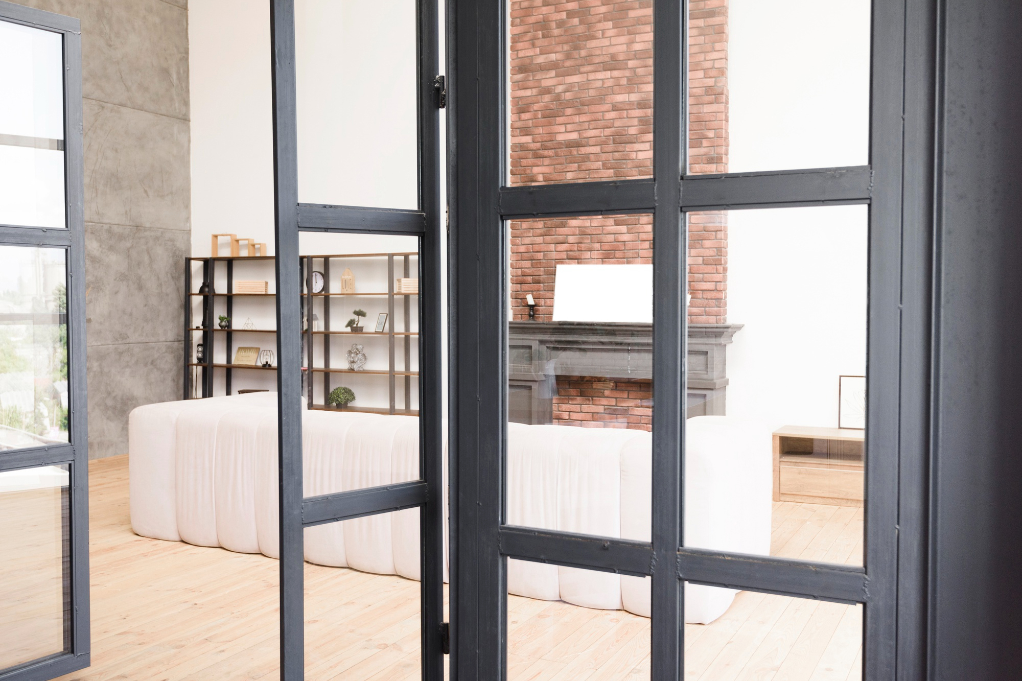 La verrière, l'astuce idéale pour séparer sans fermer l’entrée du salon