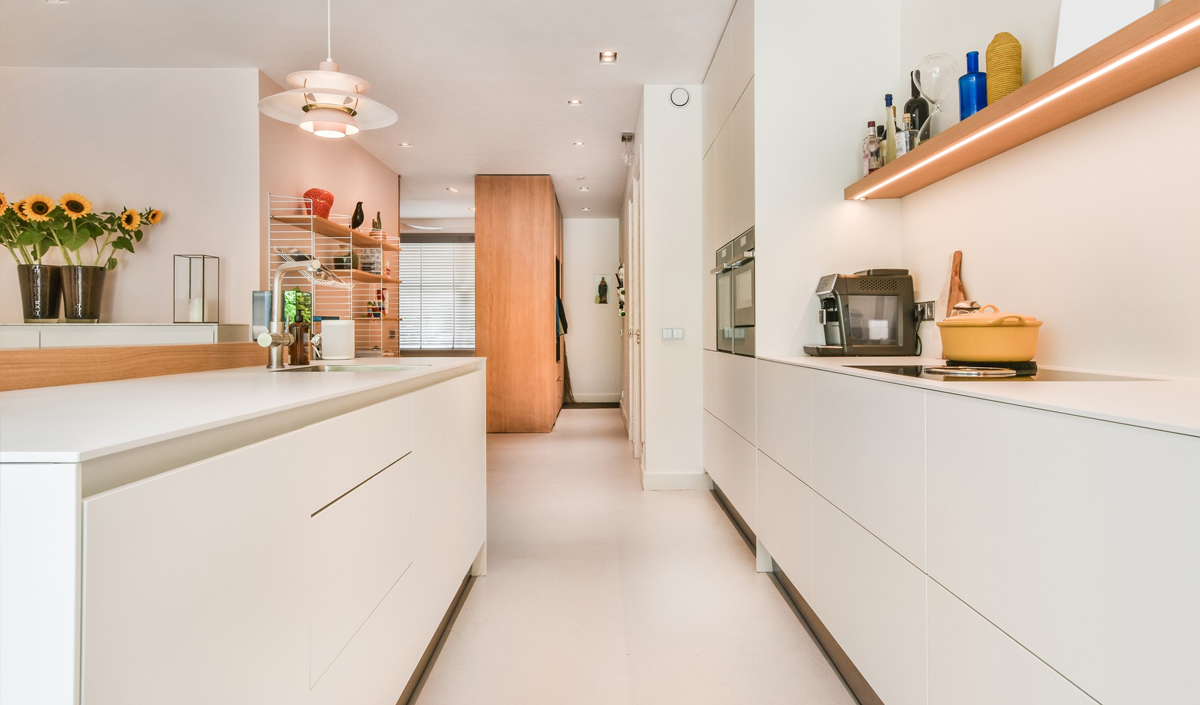 Trier régulièrement et limiter l’encombrement pour une cuisine rangée