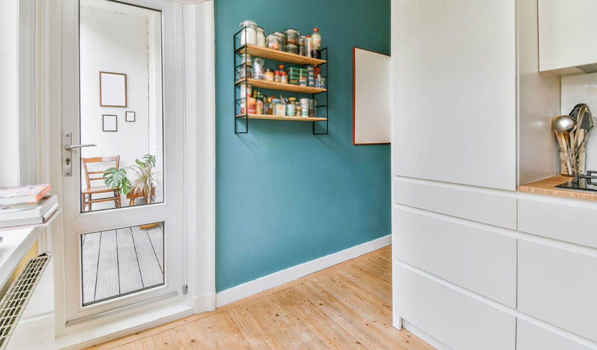 Enlever la porte de cuisine ou opter pour une porte transparente dans une cuisine sombre