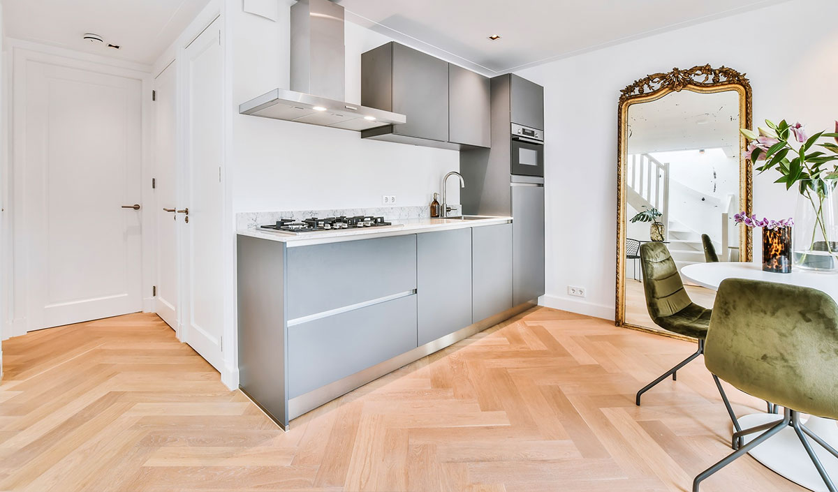 Utiliser des miroirs dans une cuisine sombre pour plus de clarté