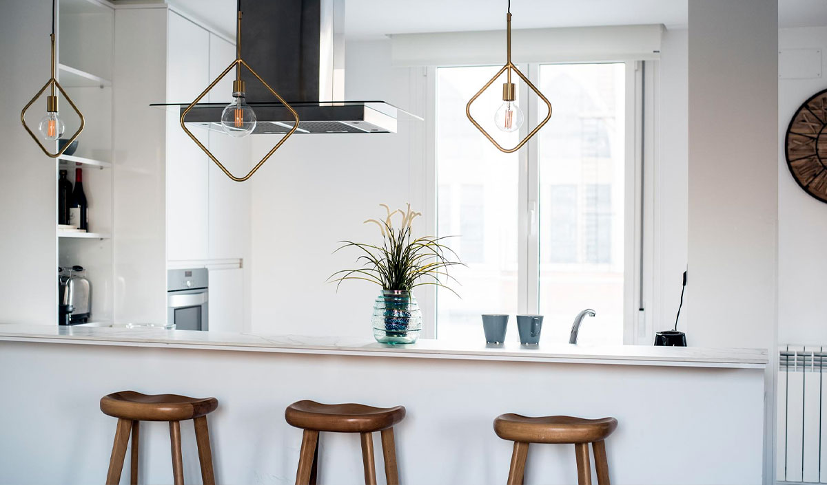 Choisir des couleurs claires pour les murs et le plafond d'une cuisine sombre pour davantage de clarté