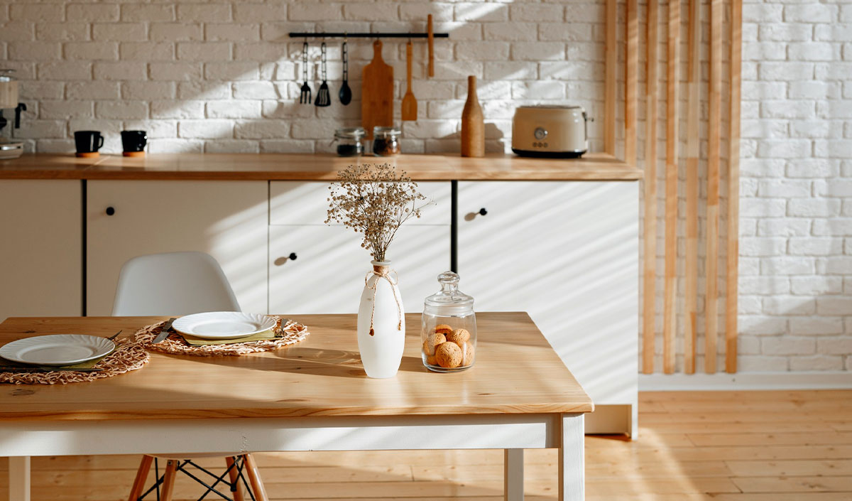 Faire le choix d'un sol clair dans une cuisine sombre