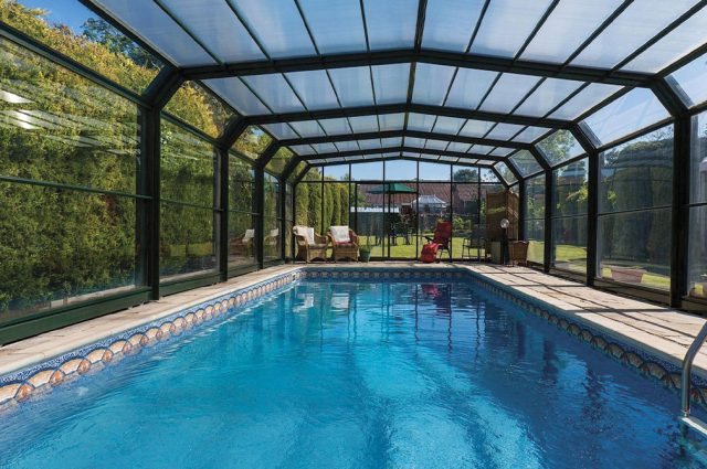 Aménager un espace piscine élégant et fonctionnel avec un abri adapté
