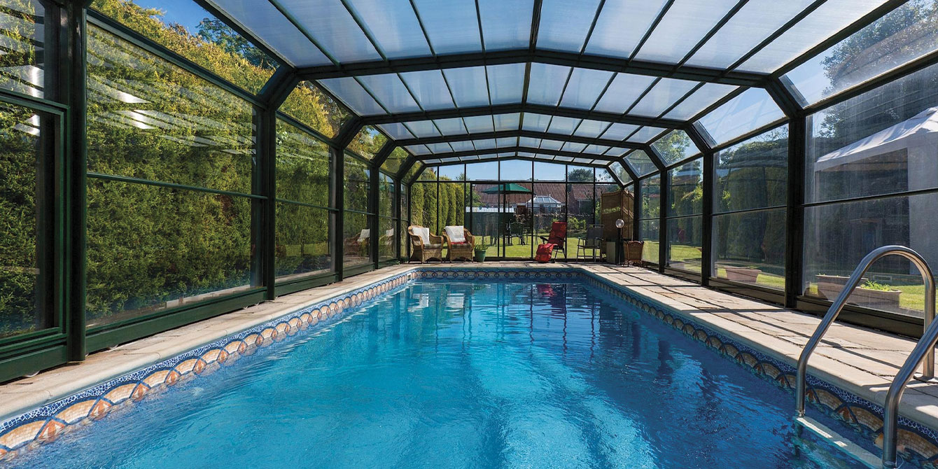 Aménager un espace piscine élégant et fonctionnel avec un abri adapté