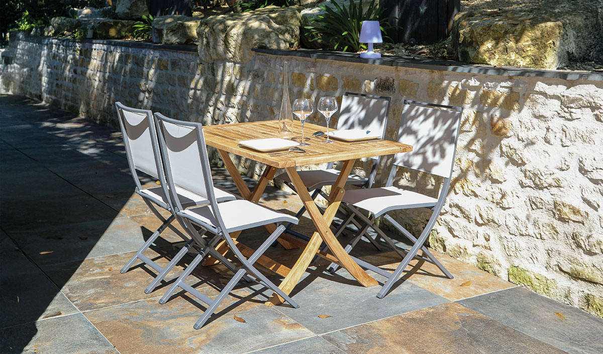 Comment dégriser du mobilier de jardin en teck ?