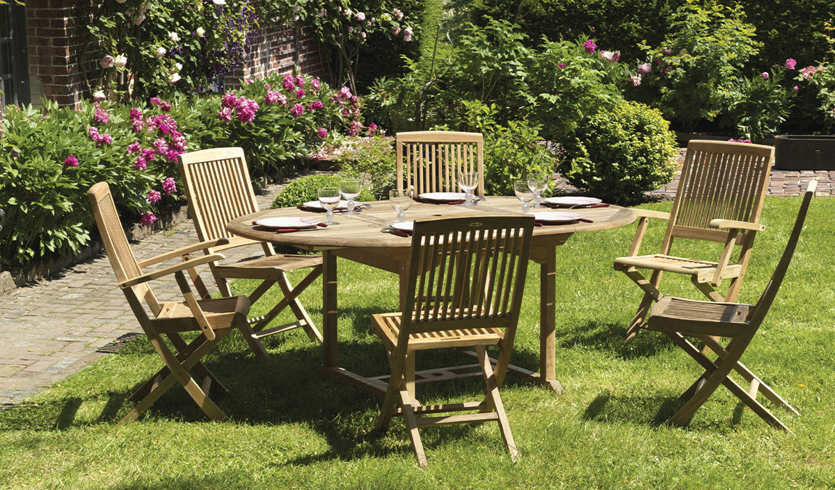 Comment enlever une tache incrustée sur un salon de jardin en teck ?