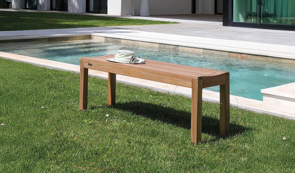 Comment nettoyer un meuble de jardin en teck selon sa finition ?