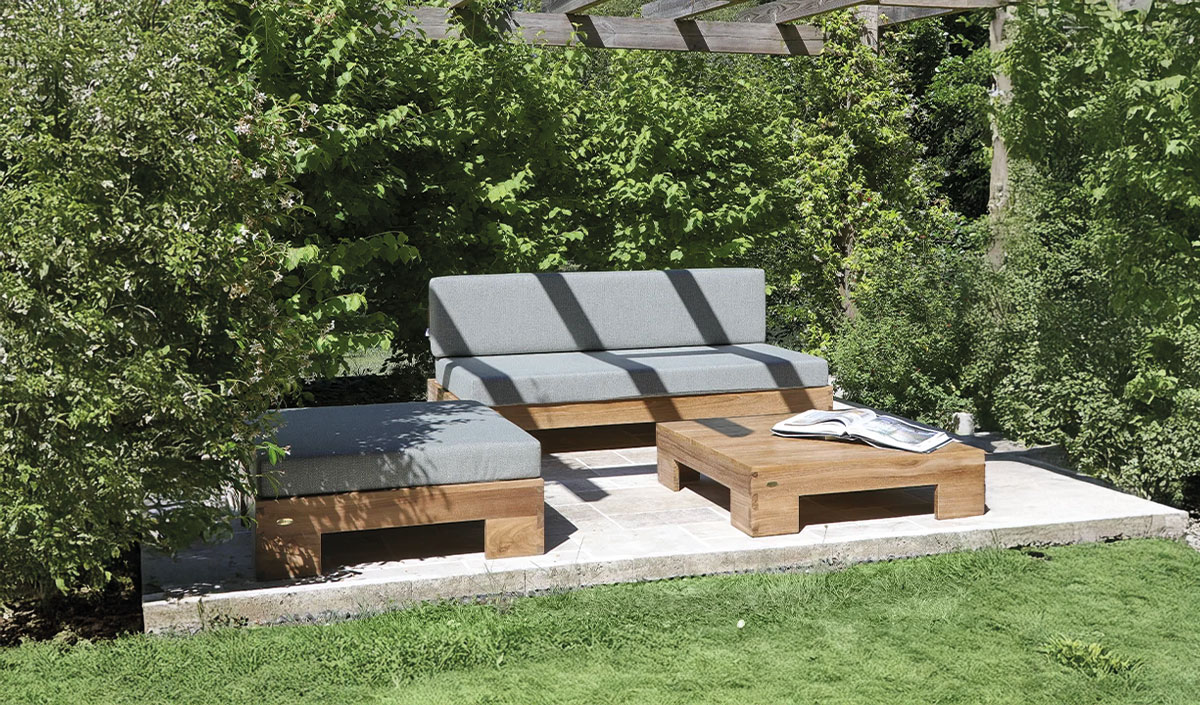 Méthodes pour dégriser un salon de jardin en teck