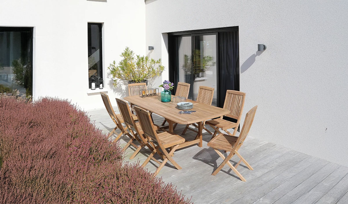 Préparation des meubles de jardin en teck avant dégrisage