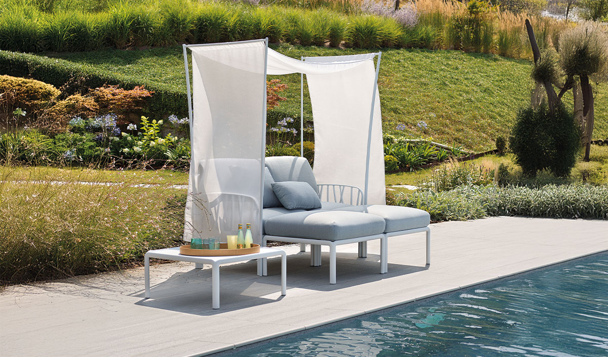 Privilégier du mobilier de jardin résistant adapté aux piscines