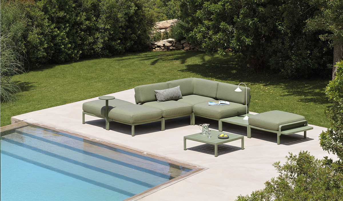 Installer un espace de détente au bord de la piscine