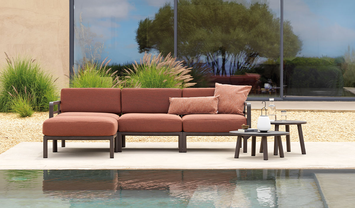 Personnaliser le jardin autour de la piscine avec des éléments décoratifs